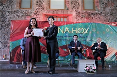 李雅芳向加比拉爾·塞迪略授予“拉美分社榮譽(yù)員工”稱號(hào)。主辦方供圖