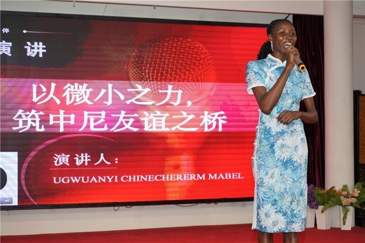 選手張佳寧演講中。尼日利亞中國文化中心供圖