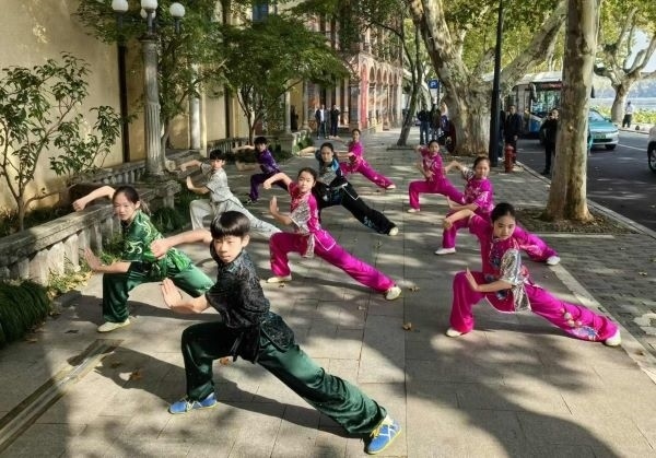 杭州市陳經(jīng)綸體校武術(shù)隊(duì)學(xué)生們展示中華武術(shù)。 人民網(wǎng)記者 楊磊攝