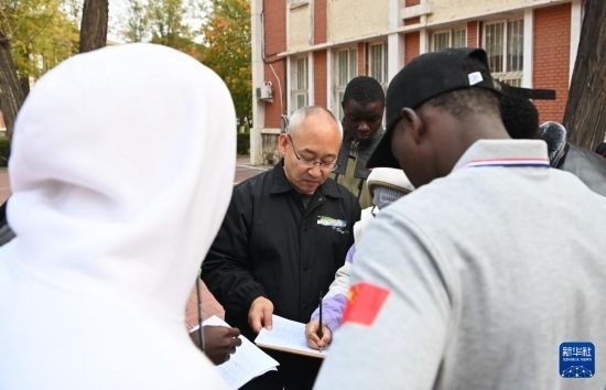 在天津鐵道職業(yè)技術學院，老師指導幾內(nèi)亞學員使用測距儀器（11月11日攝）。新華社記者 李然 攝