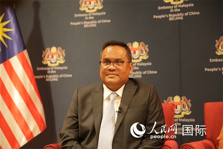 馬來西亞駐華大使諾曼在11月12日召開的記者見面會上回答記者提問。人民網(wǎng) 王婧攝