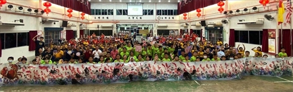 在工作坊導(dǎo)師的指導(dǎo)下，三校200余名學(xué)生共同完成了一幅長(zhǎng)達(dá)80尺的水墨畫(huà)作。主辦方供圖