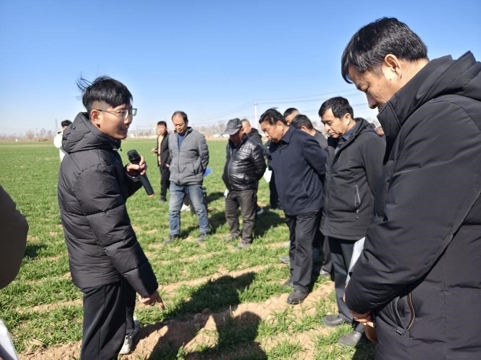 科技小院的“學(xué)生專家”（左一）。受訪者供圖