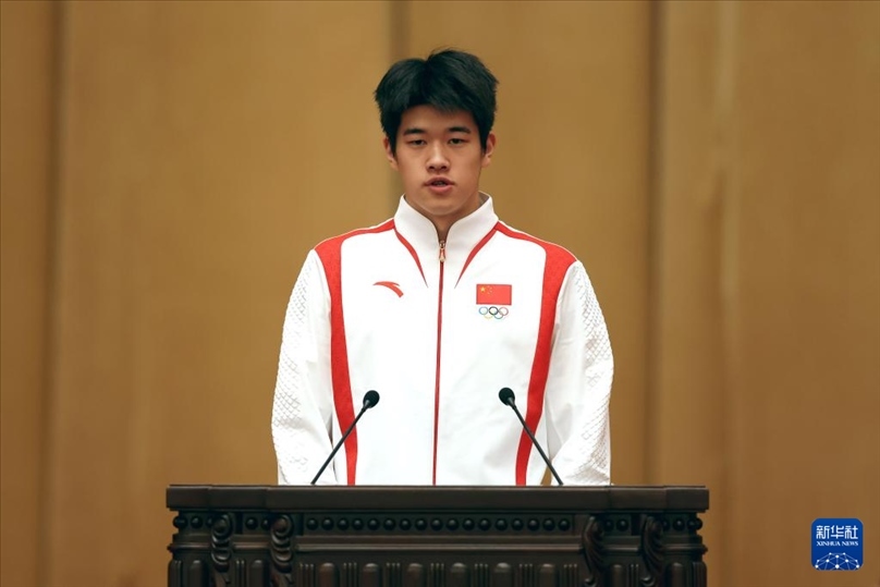 11月15日，游泳運動員潘展樂在報告會上發(fā)言。新華社記者 李明 攝