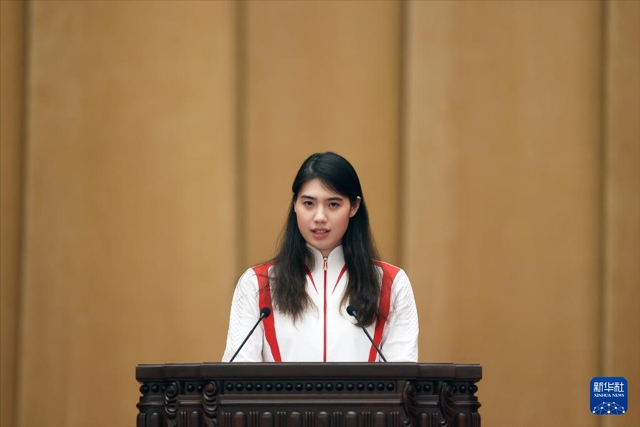 11月15日，游泳運動員張雨霏在報告會上發(fā)言。新華社記者 李明 攝