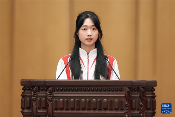 11月15日，射擊運動員黃雨婷在報告會上發(fā)言。新華社記者 李明 攝