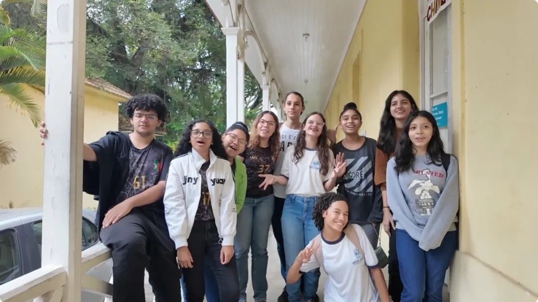 學(xué)生們用中文跟島叔問好。作者供圖