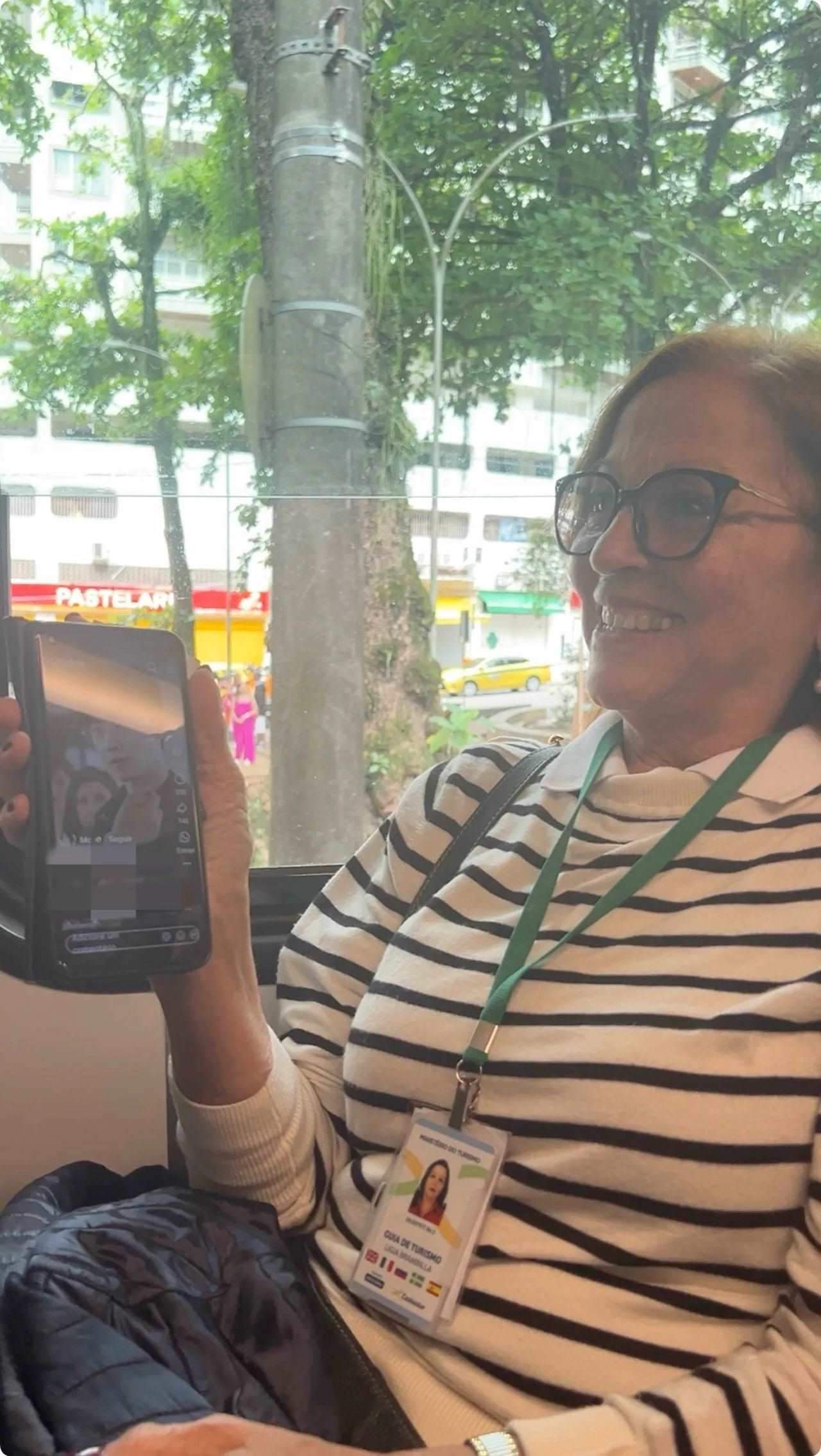 當(dāng)?shù)厝讼驆u叔展示中國網(wǎng)劇。作者供圖