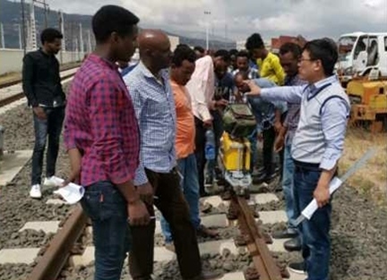 山東職業(yè)學(xué)院開展亞吉鐵路運(yùn)營技術(shù)培訓(xùn)。教育部職業(yè)教育與成人教育司供圖