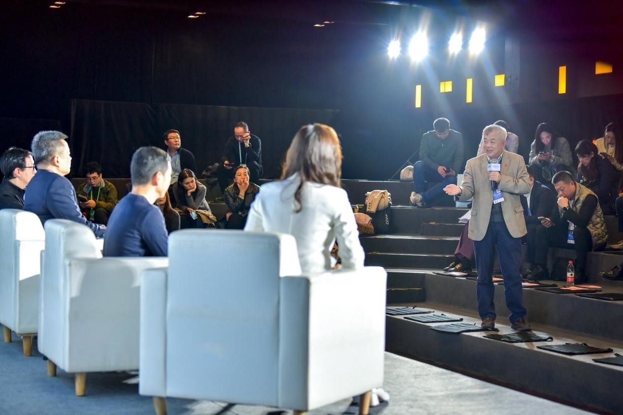 陳長(zhǎng)汶教授與對(duì)話嘉賓現(xiàn)場(chǎng)互動(dòng)。人民網(wǎng)記者 任峰濤攝