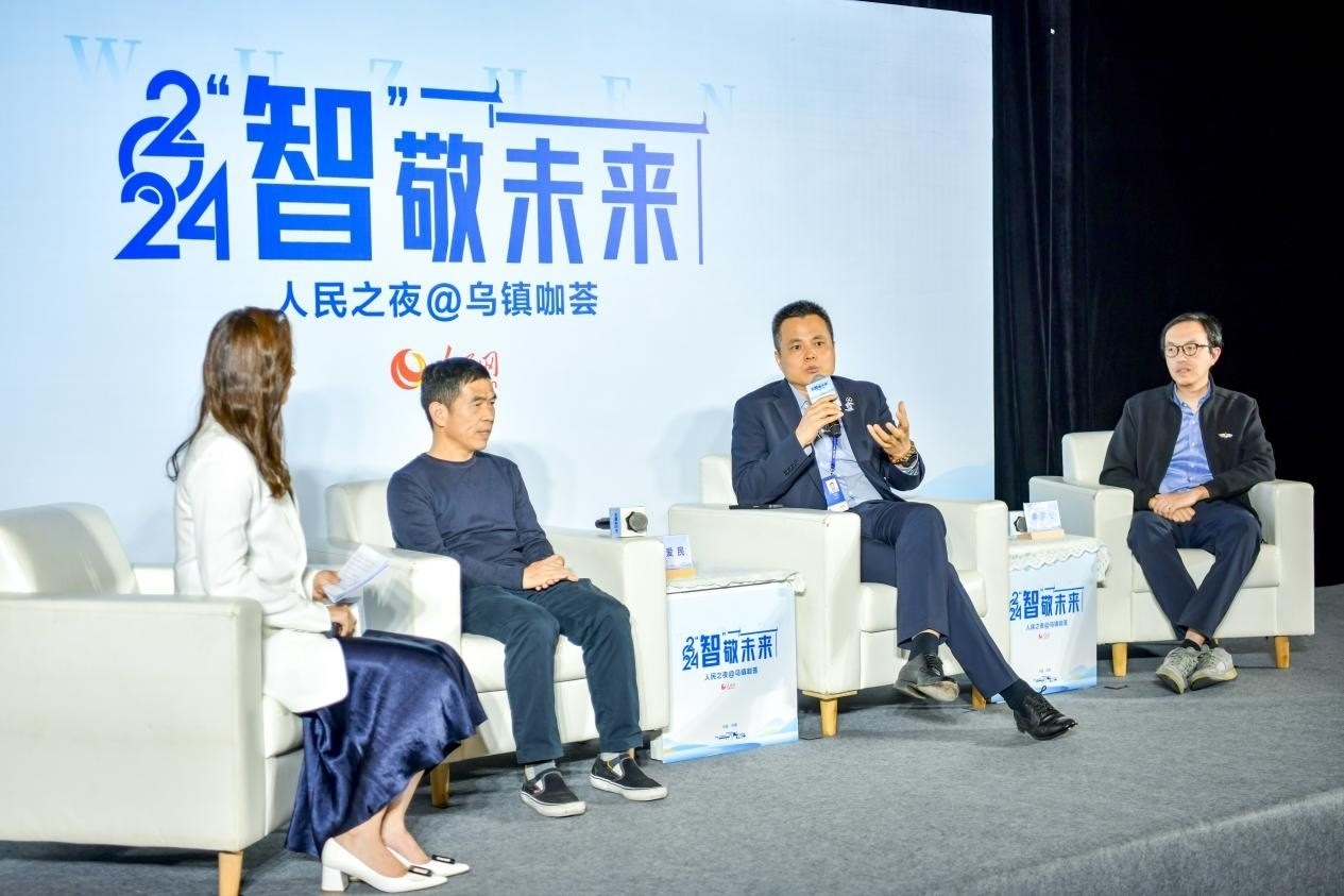 在對(duì)話環(huán)節(jié)，之江實(shí)驗(yàn)室高級(jí)研究專家潘愛民、伏羲智庫創(chuàng)始人李曉東、麒麟軟件副總經(jīng)理李震寧探討“‘百模大戰(zhàn)’將卷向何方”。人民網(wǎng)記者 任峰濤攝