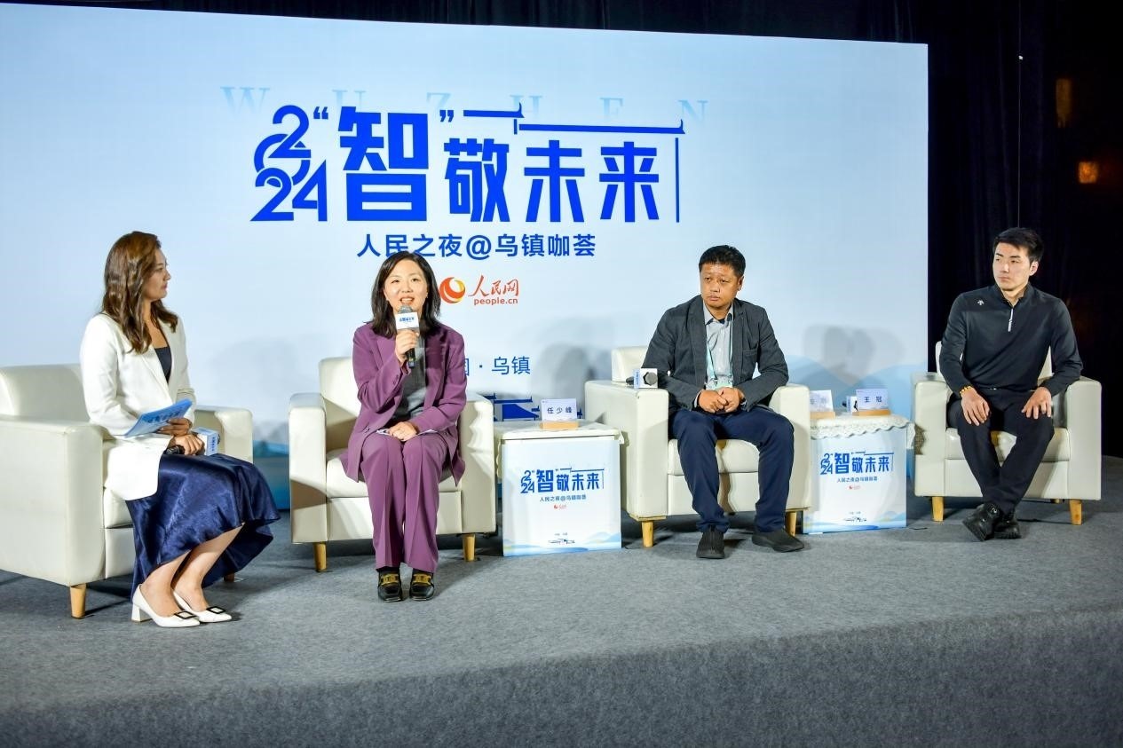 在對(duì)話環(huán)節(jié)，趣丸科技總編輯、副總裁任少峰，星云智慧機(jī)器人CEO李明，可之教育大模型創(chuàng)始人王冠討論“人工智能如何惠及大眾”。人民網(wǎng)記者 任峰濤攝