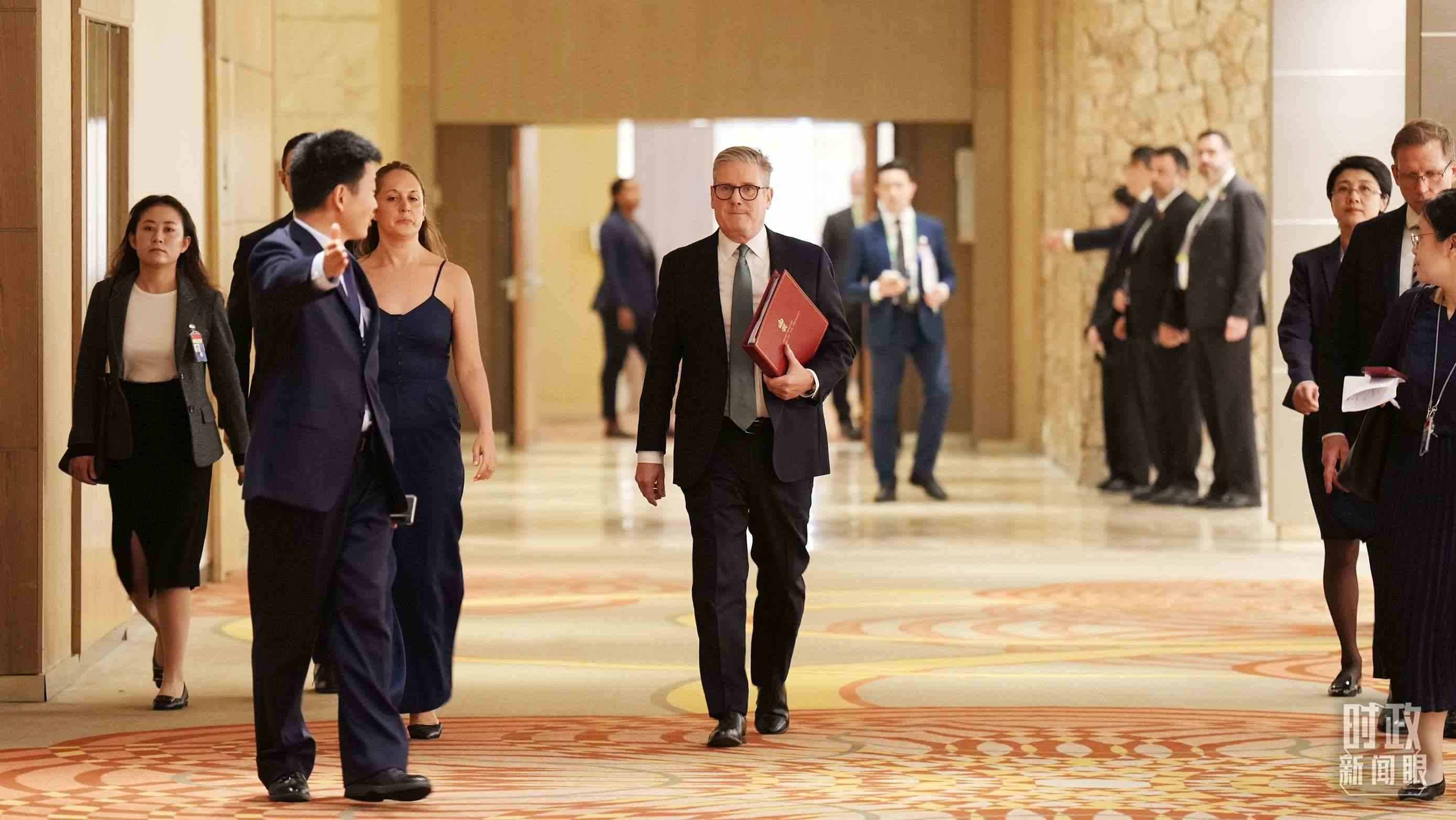 英國首相斯塔默抵達會見現(xiàn)場，這是他首次同習主席面對面交流。