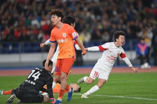 11月23日，上海海港隊(duì)球員王振澳（右）慶祝進(jìn)球。新華社記者 黃宗治 攝