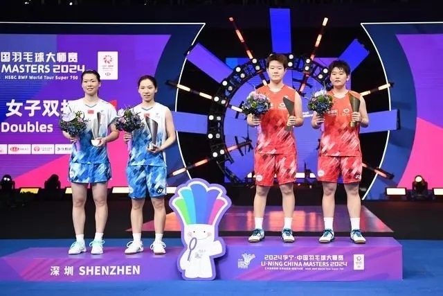 11月24日，劉圣書（右二）/譚寧（右一）與李怡婧/羅徐敏（左一）在頒獎(jiǎng)臺(tái)上合影。新華社記者 梁旭攝