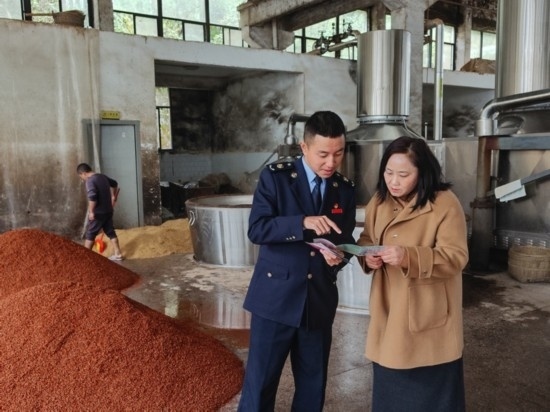 鎮(zhèn)遠(yuǎn)縣稅務(wù)局在酒企宣傳調(diào)研。黔東南州稅務(wù)局供圖