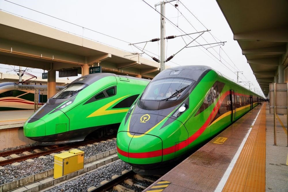 截至2024年7月5日，中老鐵路國際旅客列車?yán)塾嬮_行滿1000列，極大地便利了沿線民眾出行。