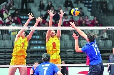 11月27日，山東隊(duì)球員李晨瑄（中）、李美君（左）在比賽中攔網(wǎng)。新華社發(fā)