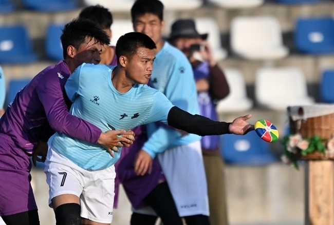 11月28日，花炮半決賽，廣西隊(duì)與海南隊(duì)展開激烈角逐。新華社記者 郭程攝