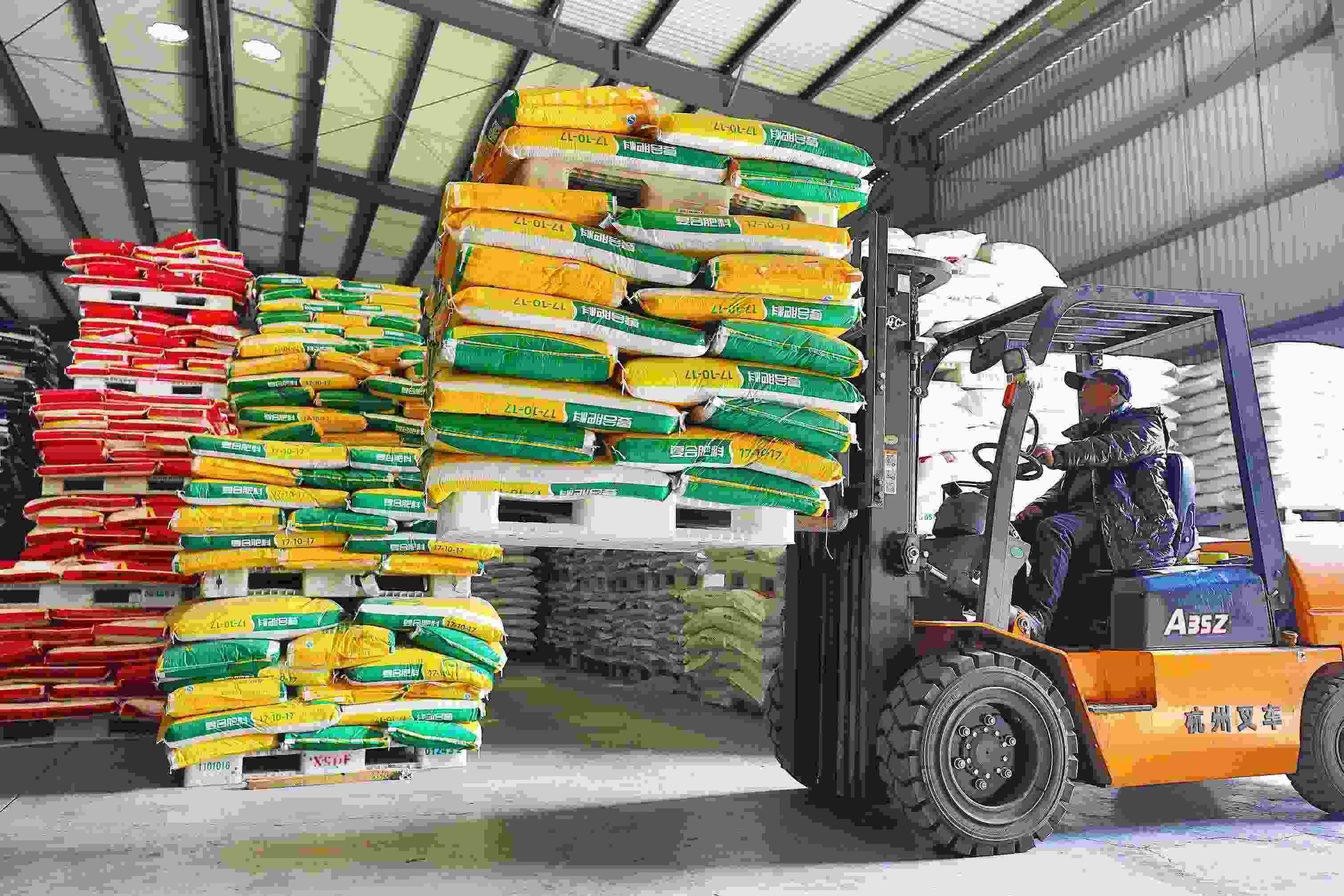 2023年2月15日，在浙江義烏供銷聯(lián)社的農(nóng)資貯存?zhèn)}庫，工作人員正在調(diào)運復合肥料等農(nóng)資。
