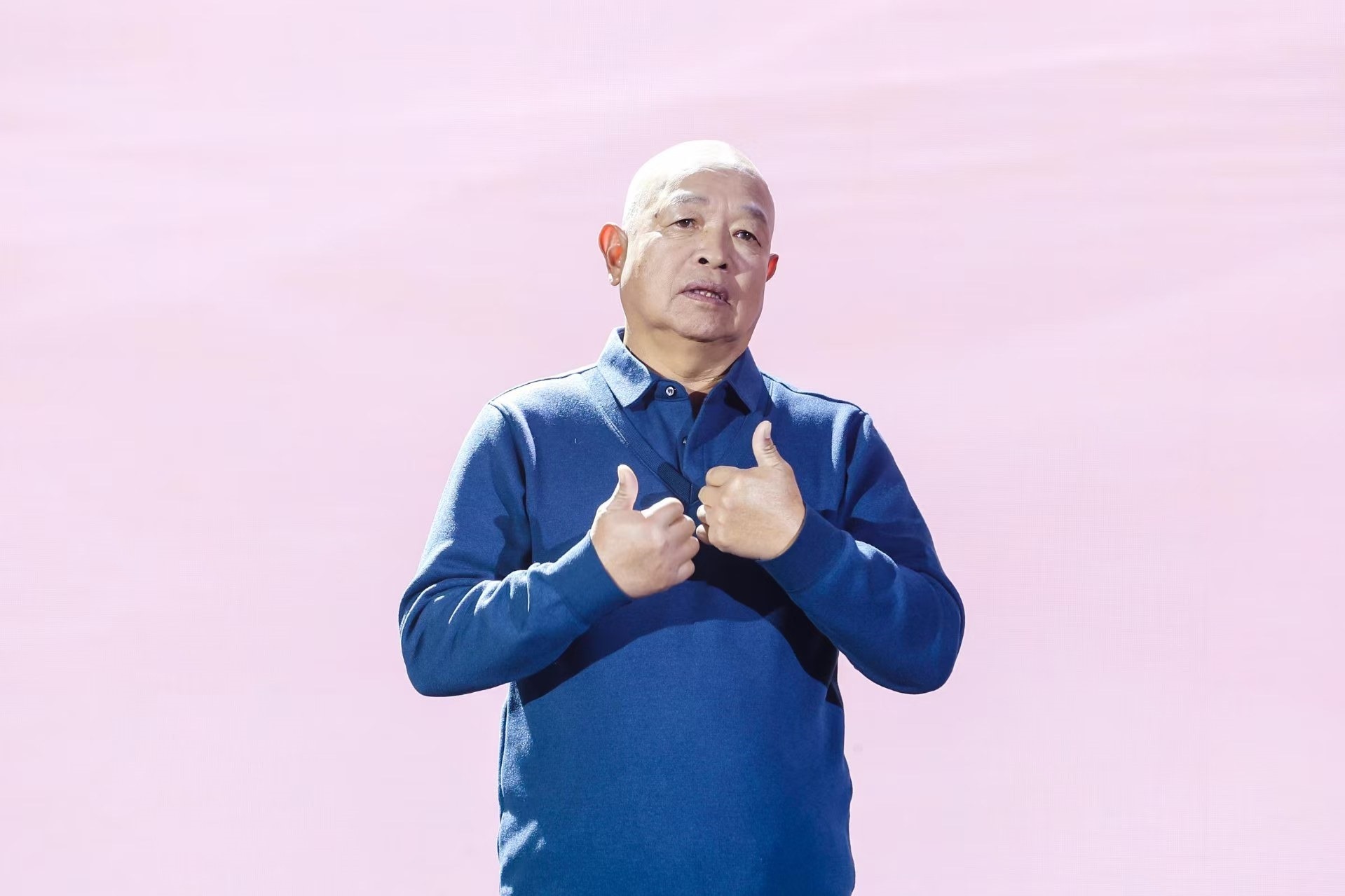 “山東好人”、煙臺(tái)市無聲洗車場(chǎng)經(jīng)理柳興濤。人民視頻供圖。