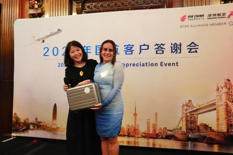 獲獎嘉賓上臺領(lǐng)取精美獎品。吳若鳴攝