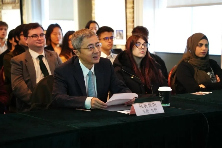 中國(guó)駐英國(guó)大使館公使王起發(fā)表講話。吳若鳴攝