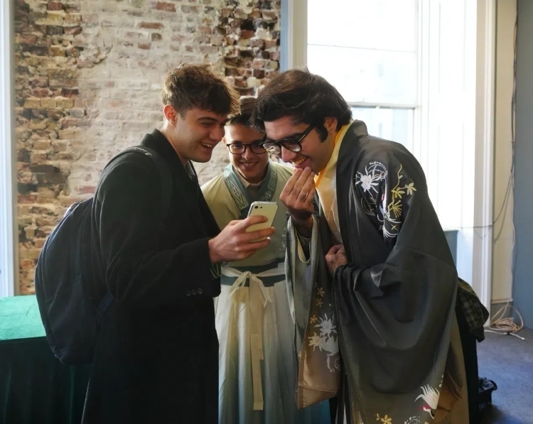 英國(guó)學(xué)生感受漢服魅力。吳若鳴攝