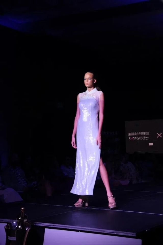 模特展示新中式禮服。顏李芳攝