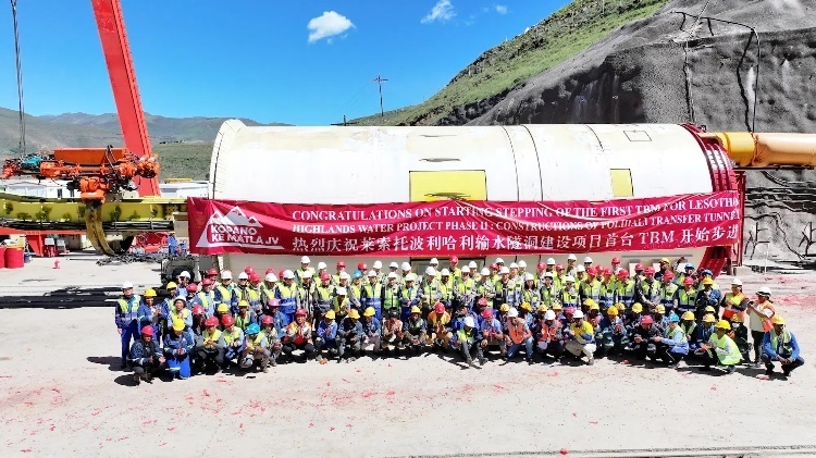 中外方建設(shè)者合影留念。中水電十一局供圖