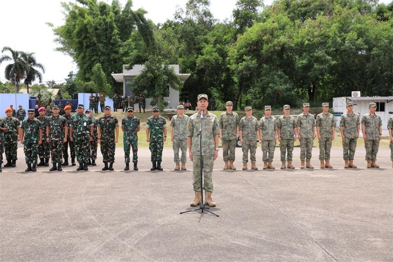 中方參演部隊(duì)指揮員在印尼方舉行的歡迎儀式上致辭。龔勝祥 攝