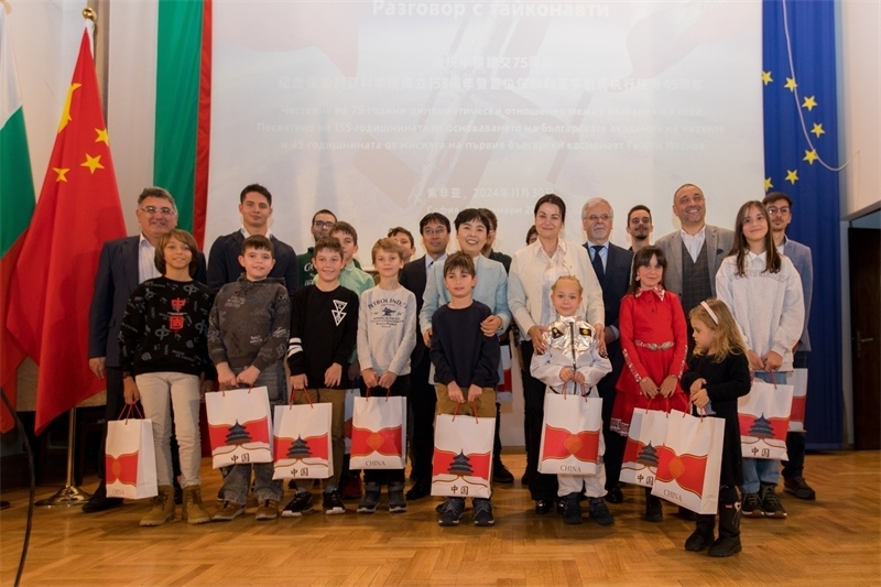為保加利亞青少年頒發(fā)獎品。中國駐保加利亞大使館供圖