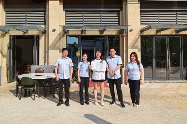 當(dāng)?shù)毓ぷ魅藛T上門(mén)為經(jīng)營(yíng)者送來(lái)了證件。蒼溪縣行政審批和數(shù)據(jù)局供圖