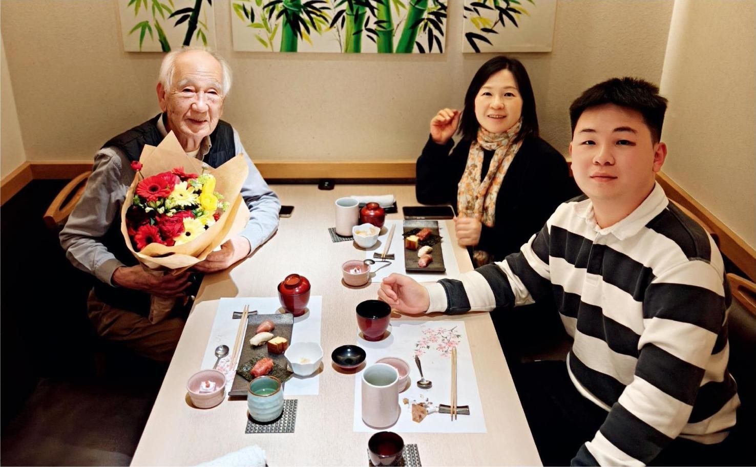 佐佐木俊一與彭林（中）、彭俊霖（右）在一起。