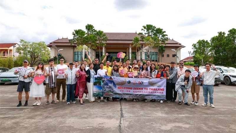 參與活動(dòng)的中國(guó)游客與當(dāng)?shù)靥﹪?guó)人合影。活動(dòng)主辦方供圖