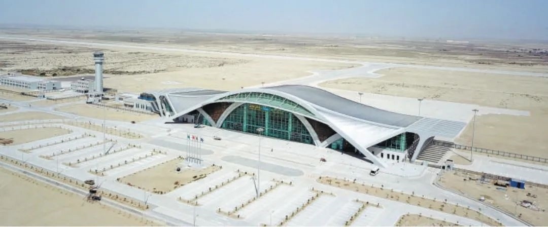 今年10月正式竣工的巴基斯坦瓜達(dá)爾新國際機(jī)場是中巴經(jīng)濟(jì)走廊建設(shè)進(jìn)一步走向深入的重要標(biāo)志，有力推動中巴經(jīng)濟(jì)走廊建設(shè)成為高質(zhì)量共建“一帶一路”的示范性項(xiàng)目。圖為瓜達(dá)爾新國際機(jī)場。艾哈邁德·卡邁勒 攝（新華社發(fā)）