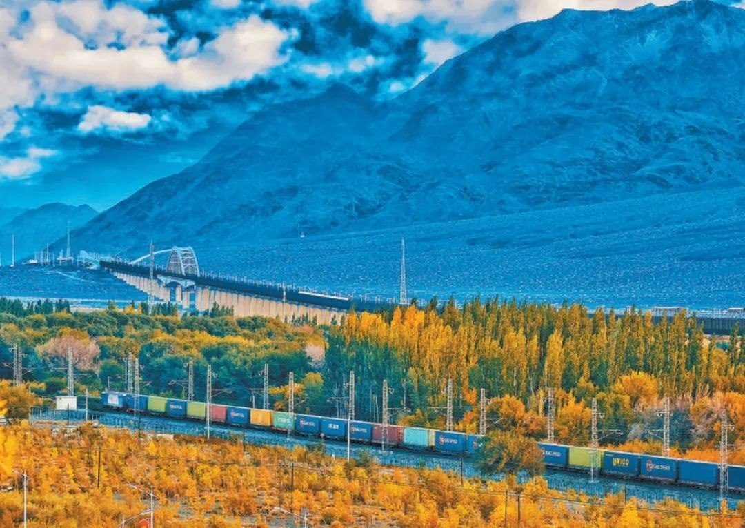 2013年，隨著共建“一帶一路”倡議提出，中歐班列應(yīng)運(yùn)而生。今年11月20日，第十萬列中歐班列正式出境。截至目前，中歐班列累計(jì)運(yùn)送貨物超1100萬標(biāo)箱、貨值超4200億美元，貨物品類達(dá)53大類5萬余種。圖為中歐班列行駛在新疆烏魯木齊達(dá)坂城濕地。擺風(fēng)亮 攝（新華社發(fā)）