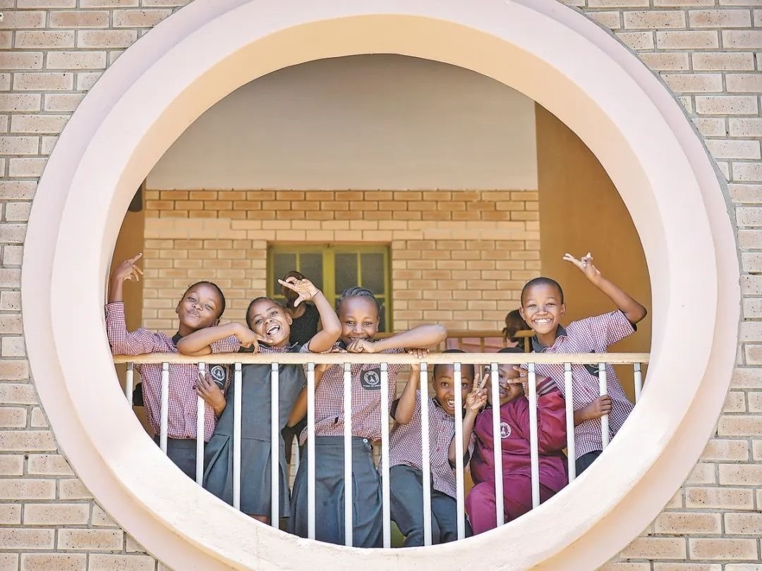 位于博茨瓦納南部的莫帕尼小學(xué)是中國援建的現(xiàn)代化學(xué)校，當(dāng)?shù)貎和慕逃龡l件因此得到改善。圖為莫帕尼小學(xué)課間休息的學(xué)生們。新華社記者 韓旭 攝