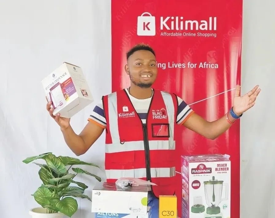 隨著“絲路電商”國際合作深入推進(jìn)，共建“一帶一路”國家雙多邊數(shù)字貿(mào)易規(guī)則對接不斷強(qiáng)化。借助“絲路電商”合作機(jī)制，肯尼亞主播迪克森·恩甘加在當(dāng)?shù)刂辈ж洝⑼袂?攝（新華社發(fā)）