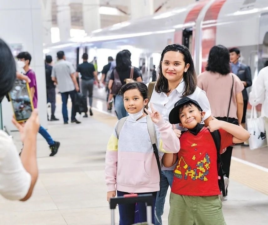 雅萬高鐵是我國在境外完成全過程勘察設(shè)計(jì)建設(shè)的首個高鐵項(xiàng)目，于去年10月17日正式開通運(yùn)營，是中印尼共建“一帶一路”合作的典范。圖為乘客在和雅萬高鐵動車組合影留念。新華社記者 徐欽 攝