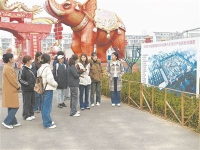 圖為南開大學(xué)“文旅融合創(chuàng)新與實(shí)踐”微專業(yè)學(xué)生正在調(diào)研。受訪者供圖