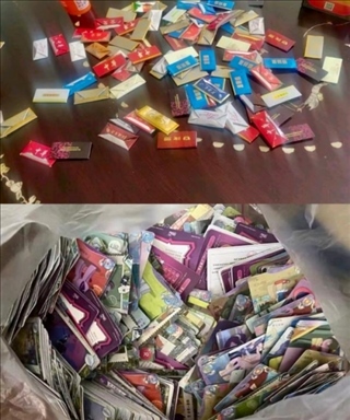 孩子們收集的煙卡、卡牌。受訪者供圖