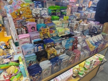 北京某文具店卡牌盲盒柜臺，未設(shè)相關(guān)提醒。人民網(wǎng)記者 黃鈺攝