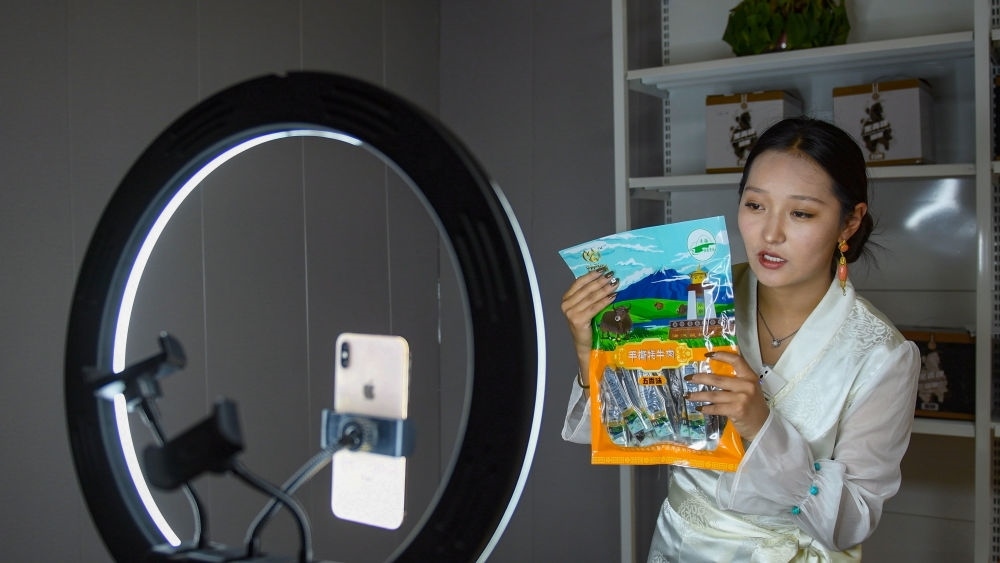 9月24日，果洛藏貢麻村村民多杰吉在進(jìn)行網(wǎng)絡(luò)帶貨直播。（潘彬彬 攝）