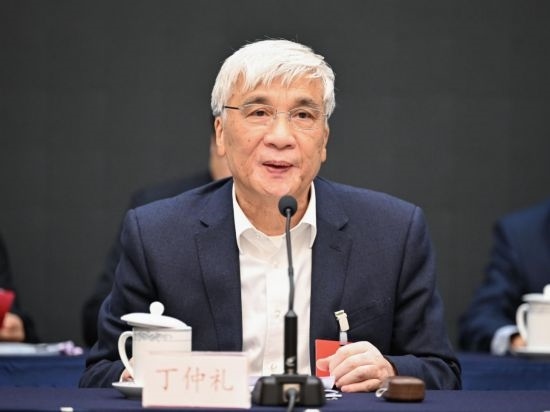 全國人大常委會副委員長、歐美同學會會長丁仲禮作工作報告