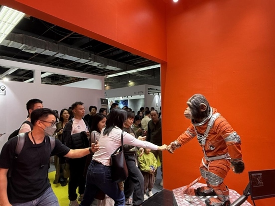 本土原創(chuàng)公司JIN ARTS帶領(lǐng)仿生機器人亮相廣州設(shè)計周11號館。（受訪者供圖）