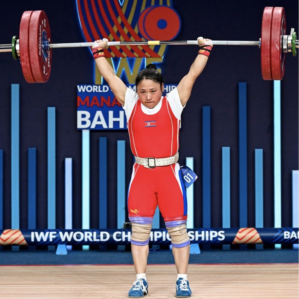 圖為李盛金在比賽中。圖片來源于國際舉重聯(lián)合會官網(wǎng)