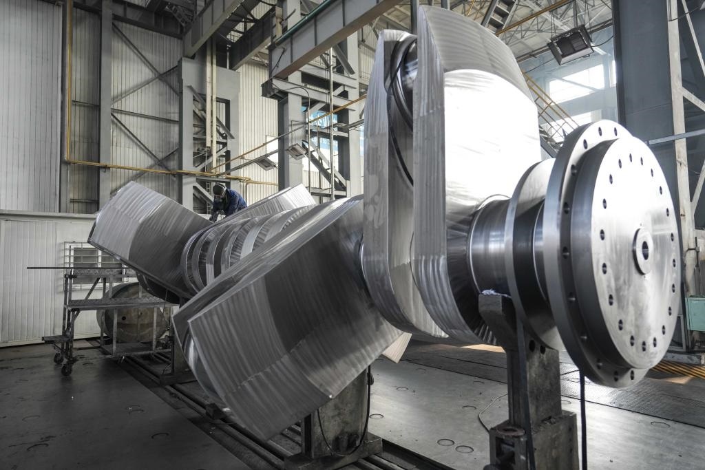 2024年1月11日，工人在大連華銳船用曲軸有限公司加工車間加工產(chǎn)品。新華社記者 潘昱龍 攝