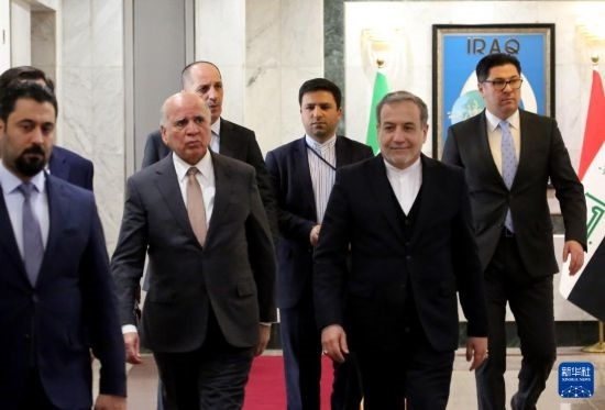 12月6日，伊拉克副總理兼外長(zhǎng)侯賽因（中左）在巴格達(dá)會(huì)見(jiàn)伊朗外長(zhǎng)阿拉格齊（中右）。新華社發(fā)（哈利勒·達(dá)伍德攝）