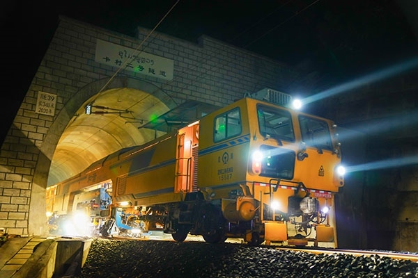 中老鐵路瑯勃拉邦維保管理中心的中老員工共同作業(yè)。周星攝